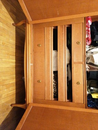 Armario de madera maciza