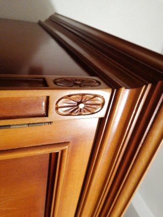 Armario de madera maciza