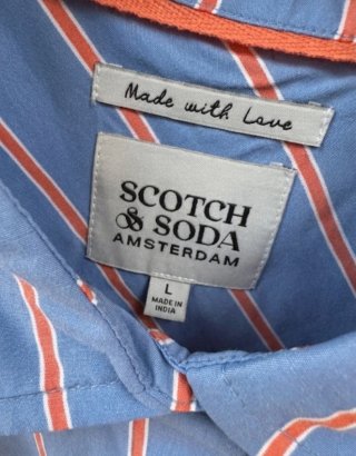 Camisa de rayas azul y roja