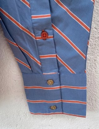 Camisa de rayas azul y roja