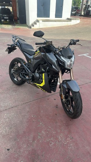 Zontes Z2 125 Naked Negra y Amarilla