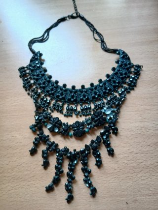 Colkana collana nera con pietre