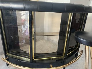 Barra de bar con estantería y asiento