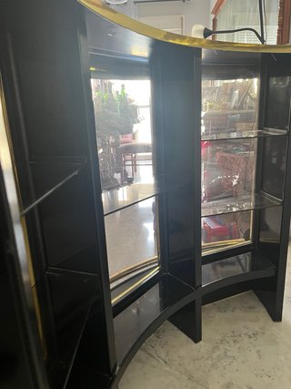 Barra de bar con estantería y asiento