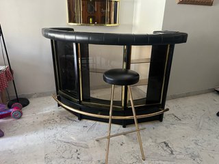 Barra de bar con estantería y asiento