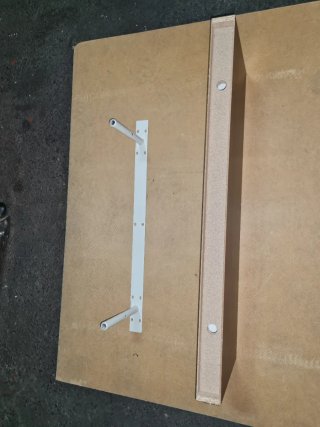 Estantería de pared negra y marrón