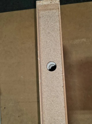 Estantería de pared negra y marrón