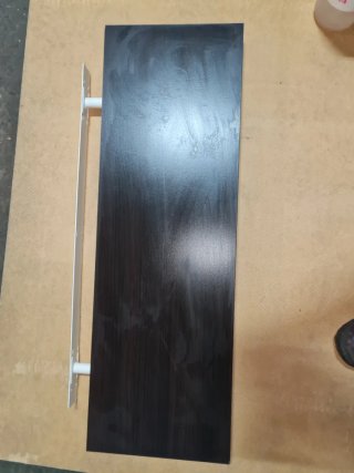 Estantería de pared negra y marrón