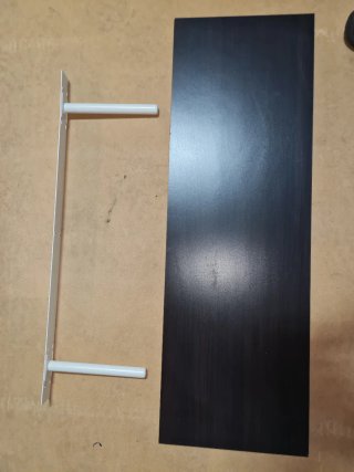 Estantería de pared negra y marrón