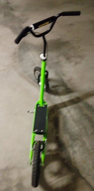 Patinete verde con ruedas grandes