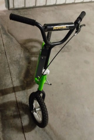 Patinete verde con ruedas grandes