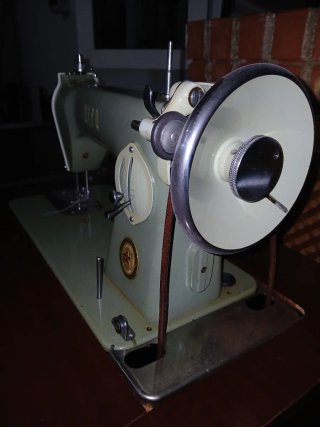 Máquina de coser Alfa verde