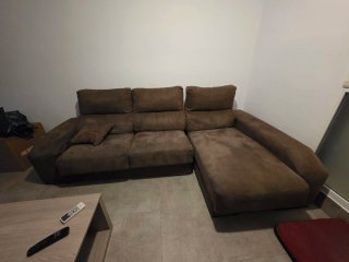 Sofá chaise longue marrón con almacenaje