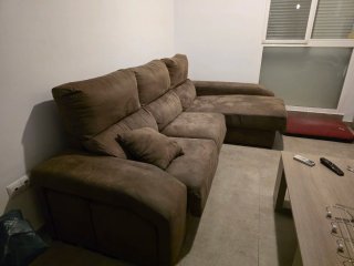 Sofá chaise longue marrón con almacenaje