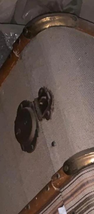 Baúl antiguo tela y metal