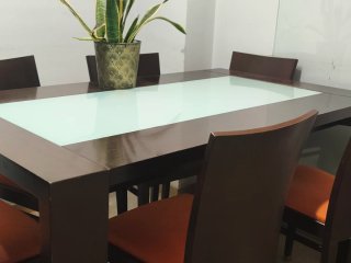 Mesa de comedor de madera y cristal