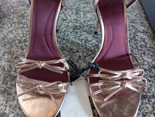 Sandalias doradas con lazos