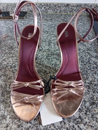 Sandalias doradas con lazos