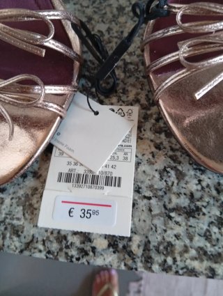 Sandalias doradas con lazos