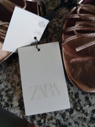Sandalias doradas con lazos