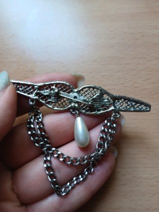 Spilla con catenelle e perla