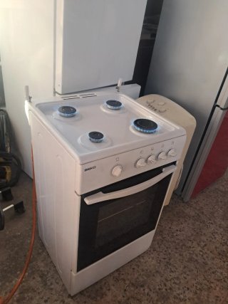 Cocina de gas Beko con horno