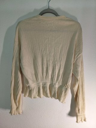 Camiseta beige de manga larga con volantes