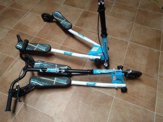 Patinete de 3 Ruedas negro, azul y blanco