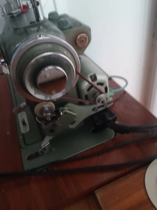 Máquina de coser Refrey con pedal