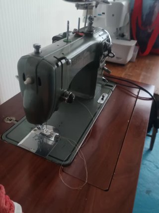 Máquina de coser Refrey con pedal