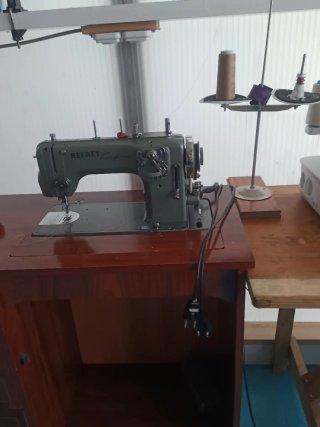 Máquina de coser Refrey con pedal