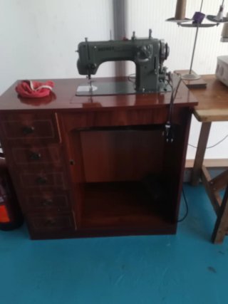 Máquina de coser Refrey con pedal