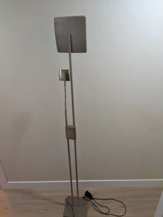 Lámpara de pie LED moderna