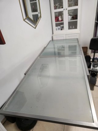 Mesa extensible cristal y metal
