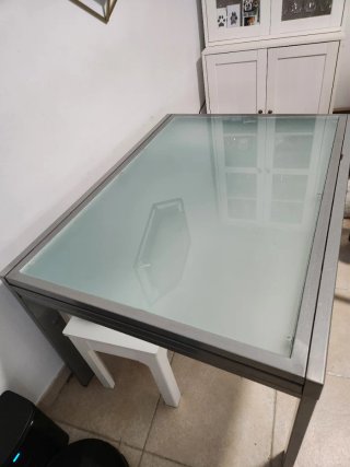Mesa extensible cristal y metal