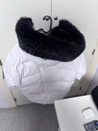 Chaqueta blanca con capucha y pelo