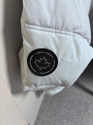 Chaqueta blanca con capucha y pelo