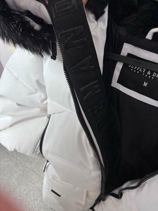 Chaqueta blanca con capucha y pelo