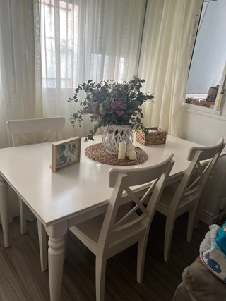 Mesa maciza y 4 sillas