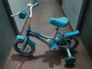Bicicleta infantil azul con ruedines
