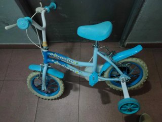 Bicicleta infantil azul con ruedines