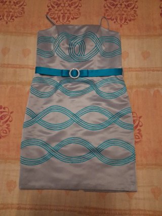 Vestido eventos gris detalles turquesa y torera