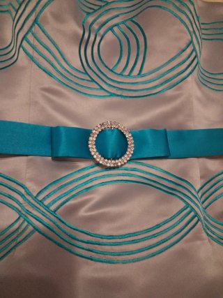 Vestido eventos gris detalles turquesa y torera