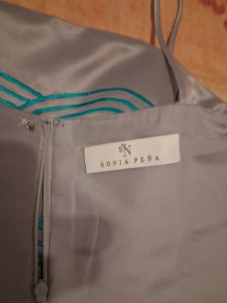 Vestido eventos gris detalles turquesa y torera