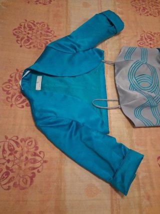 Vestido eventos gris detalles turquesa y torera
