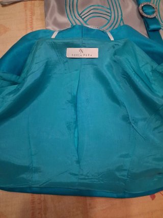 Vestido eventos gris detalles turquesa y torera