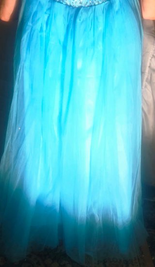 Vestido de fiesta azul con pedrería