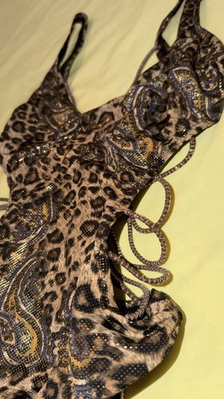 Costume intero con stampa animalier e paisley