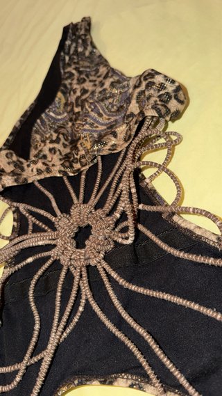 Costume intero con stampa animalier e paisley