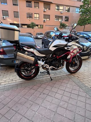 Benelli TRK 502 Adventure Blanca y Roja